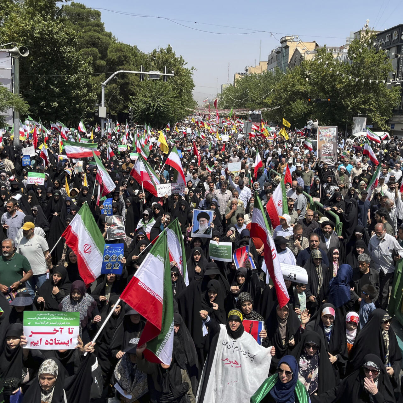 تفاقم الاحتجاجات في إيران مع مقتل عنصر من الحرس الثوري وتصاعد العنف بسبب الأزمة الاقتصادية