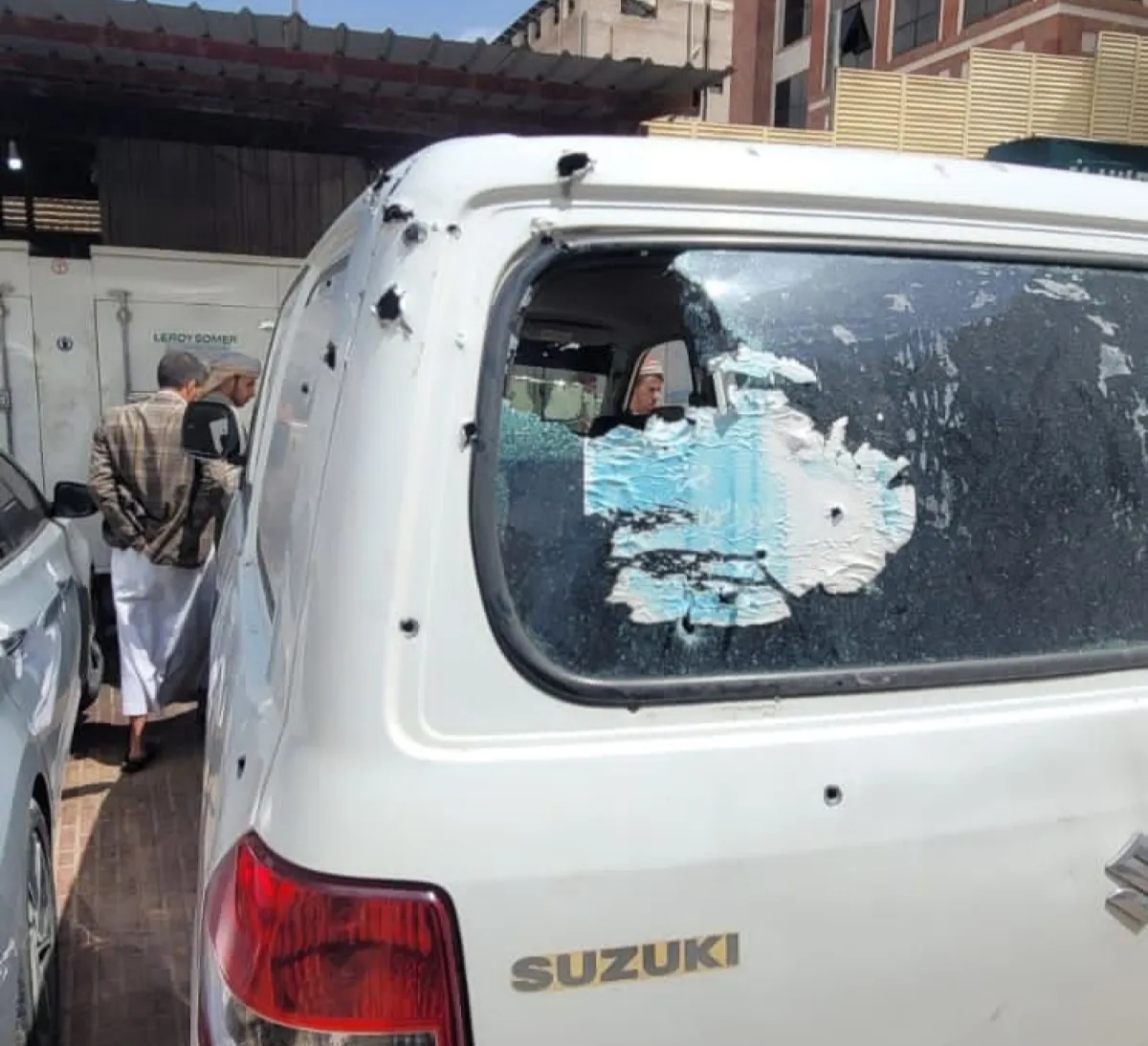 مقتل شخصين وإصابة خمسة في إطلاق نار أمام النيابة العامة بعمران