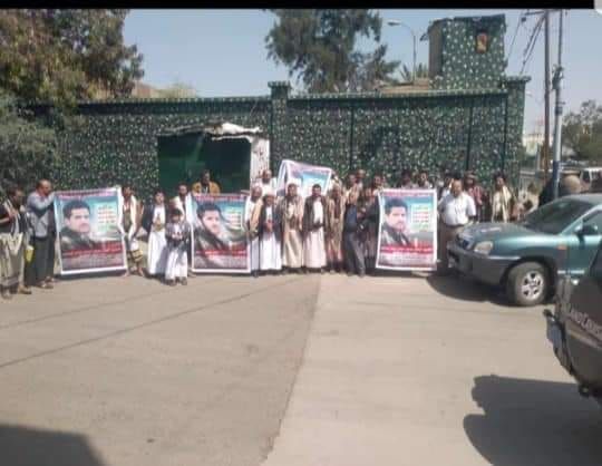 مظاهرة بصنعاء تطالب بإعدام مشرف حوثي وأفراده قتلوا شاب بوحشية