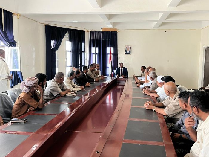 السلطة المحلية في الحديدة تبحث سبل إنهاء الحصار الحوثي وتدعو لتحرير كامل للمحافظة
