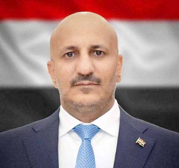 طارق صالح يعزي أسرة الشيخ محمد الزويدي في وفاته