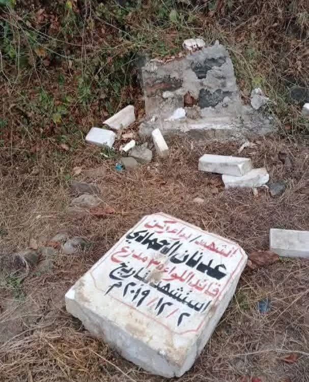 مجهولون يحطمون ضريح قائد عسكري بارز في تعز