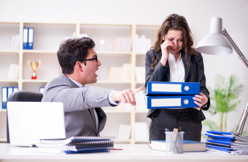 دراسة تكشف عن الجانب المظلم لقادة العمل وتأثيرهم المدمر على الموظفين