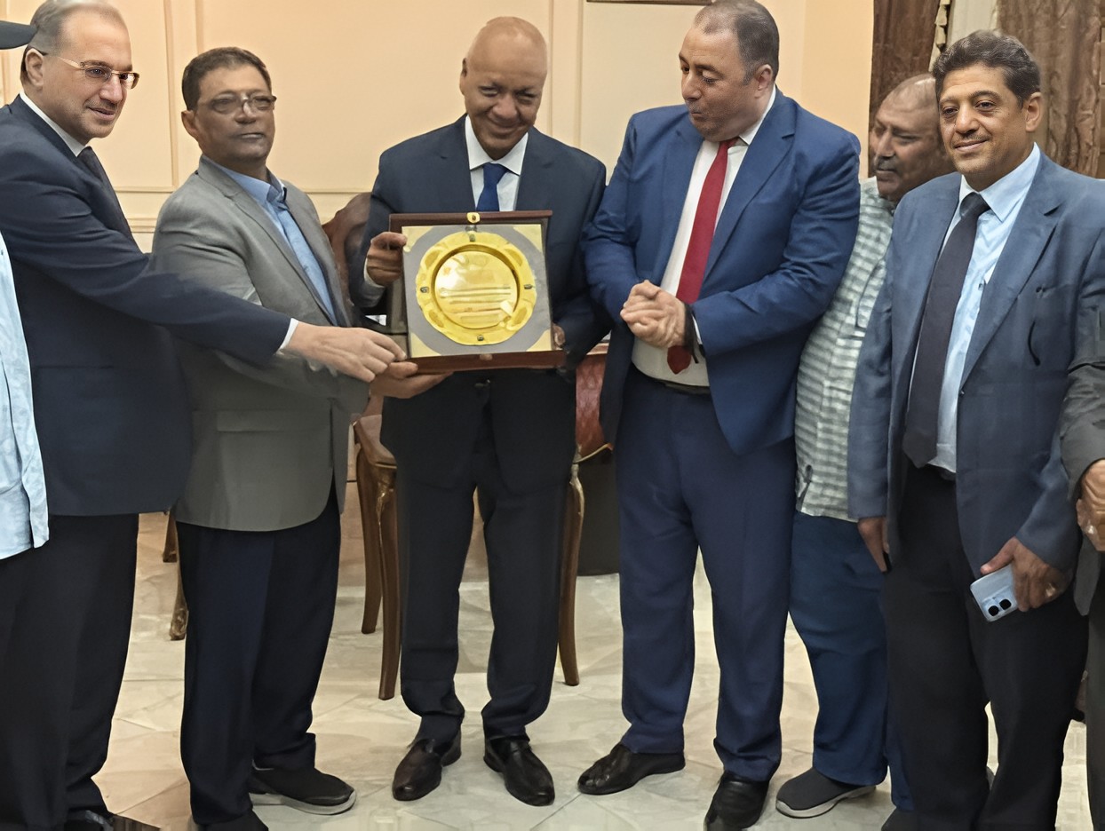 العميد علي القحيف يكرم النائب مصطفى بكري: صوت العرب المدافع عن اليمن