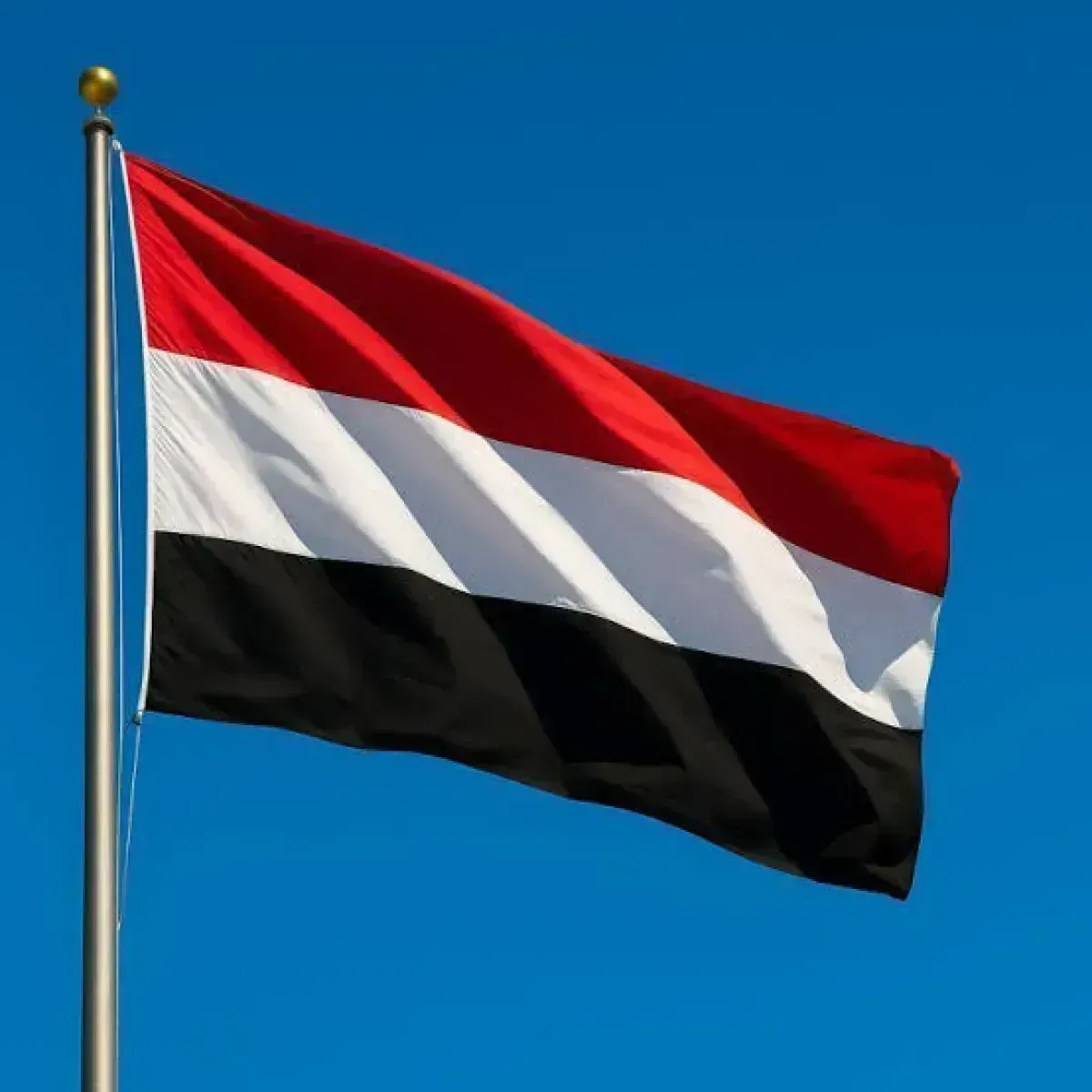 اليمن يدين الاعتداء الإيراني على ناقلة نفط سعودية في مضيق هرمز