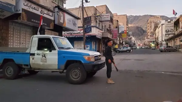 شاب يعتدي على مواطن بسلاح أبيض خلال مشادة كلامية في تعز