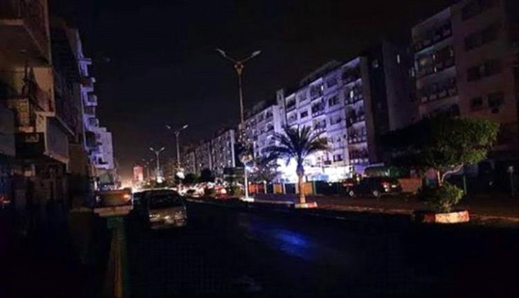 ساعة ونصف كهرباء مقابل 17 من الانقطاع.. عدن تغلي تحت حرارة الصيف