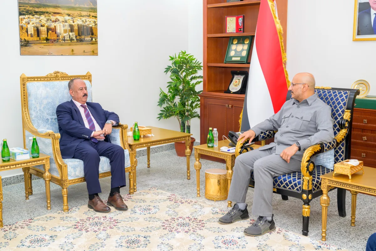 طارق صالح ووزير النقل يبحثان إعادة تشغيل مطار المخا وتطوير الميناء