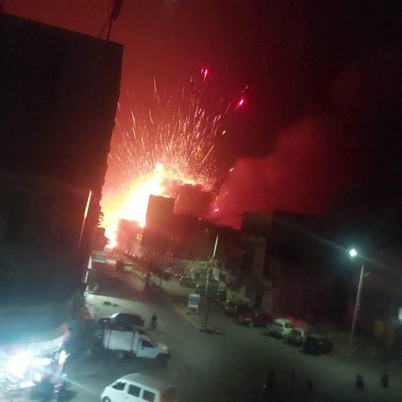 طائرة مسيّرة حوثية تُفجر محطة وقود بتعز: قتيل و21 مصابًا فجر اليوم
