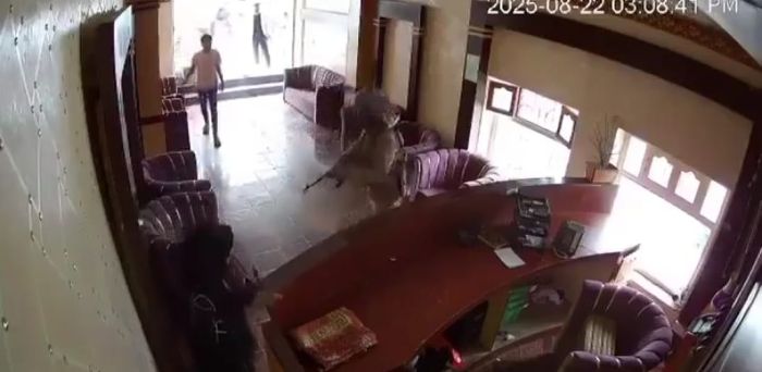 موظفة استقبال تتعرض للاعتداء من قياديين حوثيين في إب
