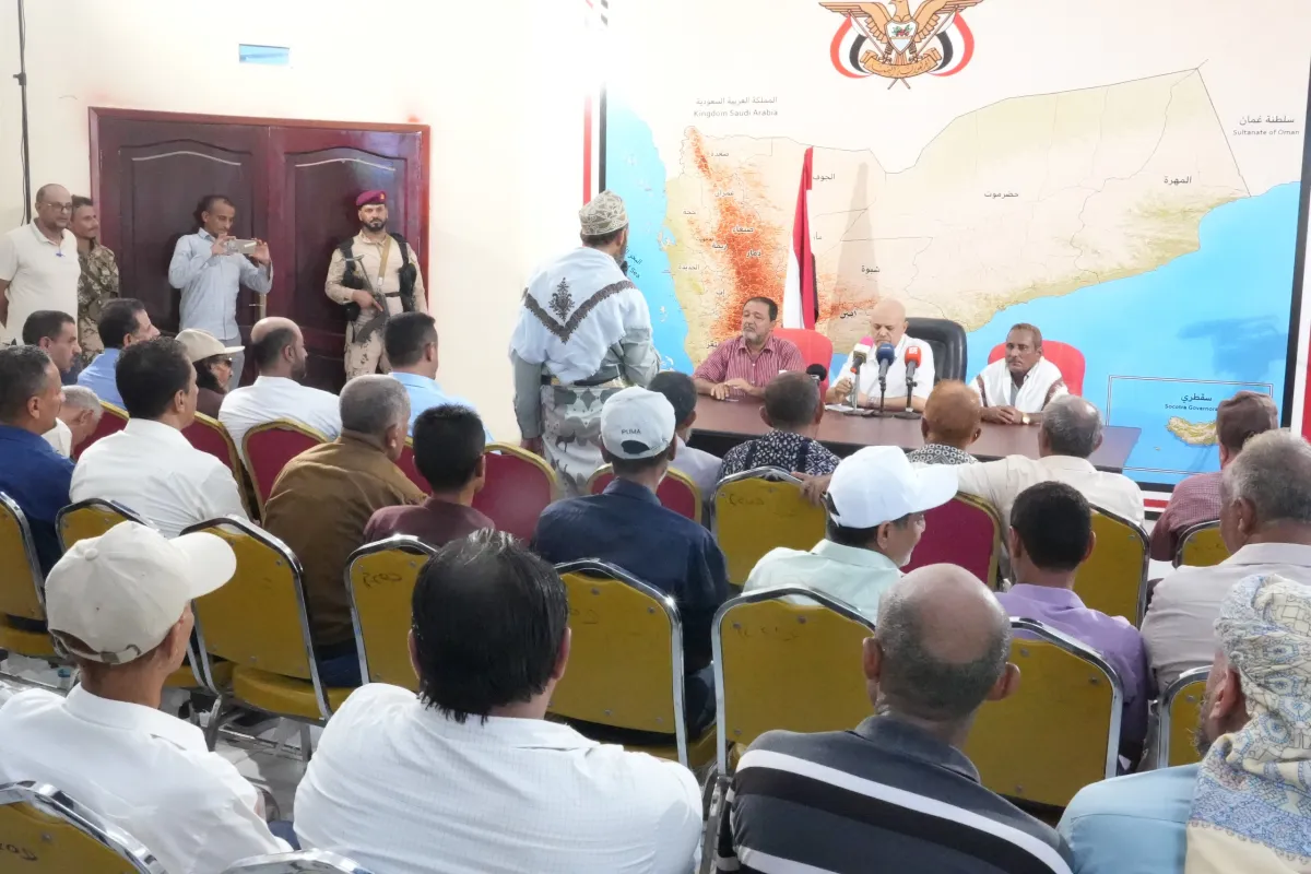 محافظ تعز يلتقي قيادة السلطة المحلية في المخا والمتضررين والصيادين لبحث آثار هجمات الحوثيين