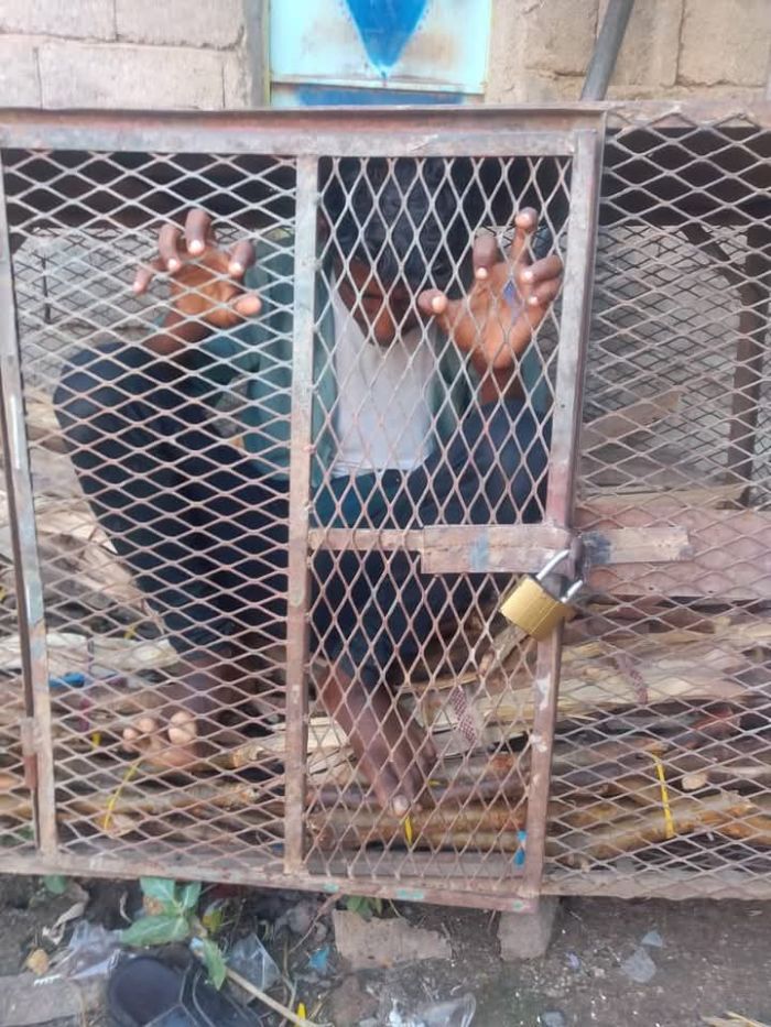 مشرف حوثي يحتجز طفلاً في قفص حديدي بمحافظة حجة