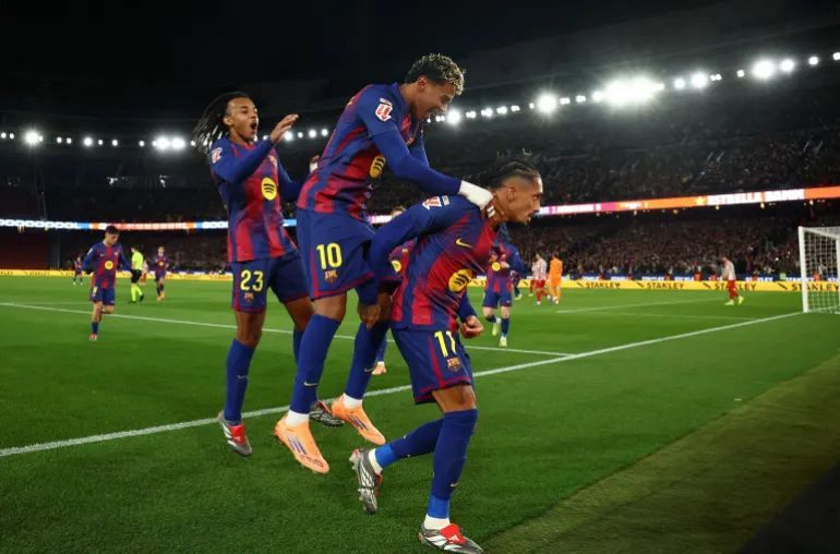 برشلونة يقلب تأخره لفوز ثمين 3-1 على أتلتيكو مدريد ويبتعد بالصدارة