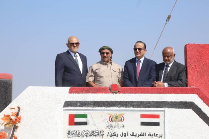 وضع حجر الأساس لطريق المخا–الخوخة.. طارق صالح: معركتنا نحو صنعاء والتنمية تسير جنبًا إلى جنب مع النضال الوطني