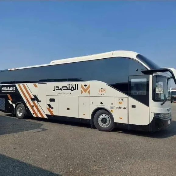 عدن.. هيئة حكومية توقف حافلة لشركة 