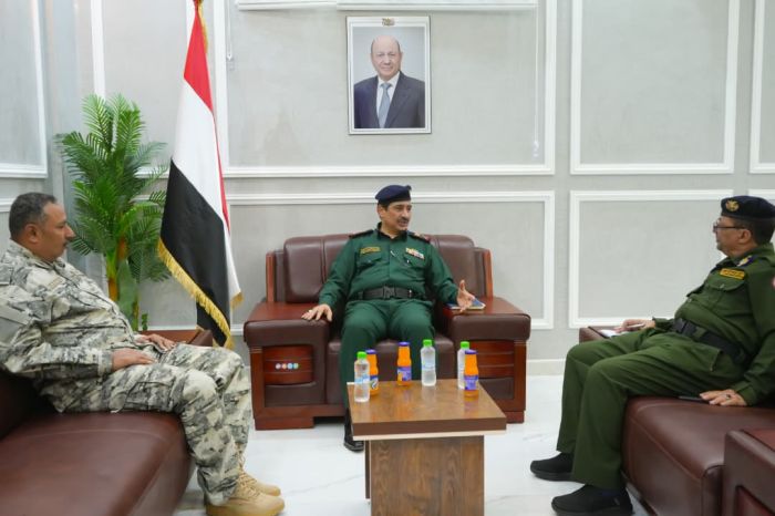 ثمن دعم طارق صالح.. وزير الداخلية يشيد بقطاع أمن الساحل الغربي وجهوده ضد التهريب والخلايا الحوثية