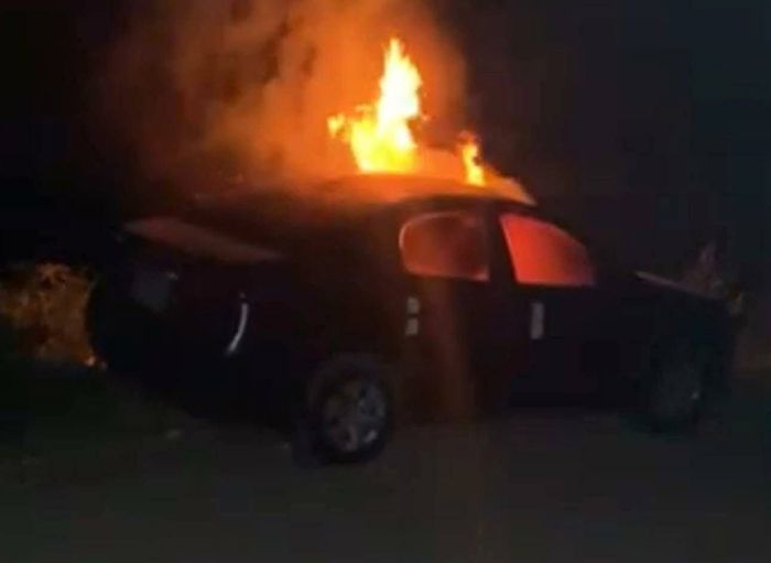 مسلحون يحرقون سيارة قاضٍ بارز في إب بعد رفضه أوامر الحوثيين