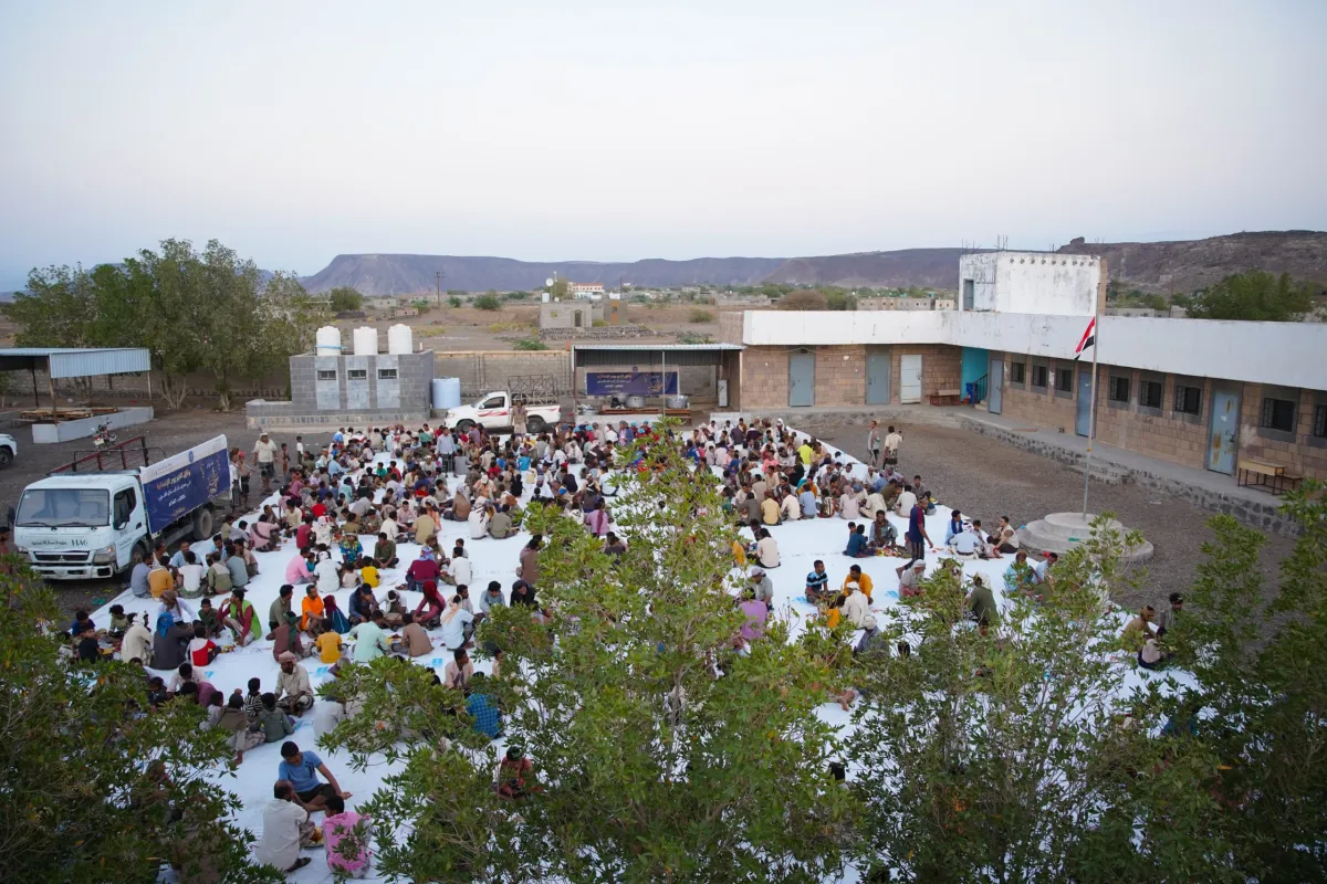 موائد الخير في المخا.. الإفطار الجماعي يجمع المجتمع في روح رمضان