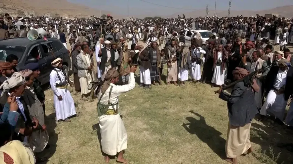 صفعة قبلية جديدة.. قبائل عمران ترفض وثيقة مليشيا الحوثي وتطرد مبعوثها