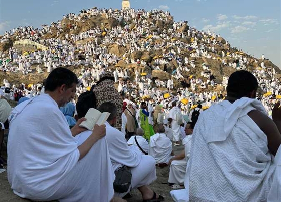 مع فجر التاسع من ذي الحجة.. قوافل الحجيج تتوافد إلى صعيد عرفات الطاهر لأداء الركن الأعظم