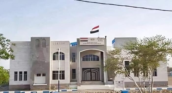 السلطة المحلية في المخا تعقد اجتماعاً مع الصرافين ومديري البنوك لمناقشة التزامهم بتوجيهات البنك المركزي