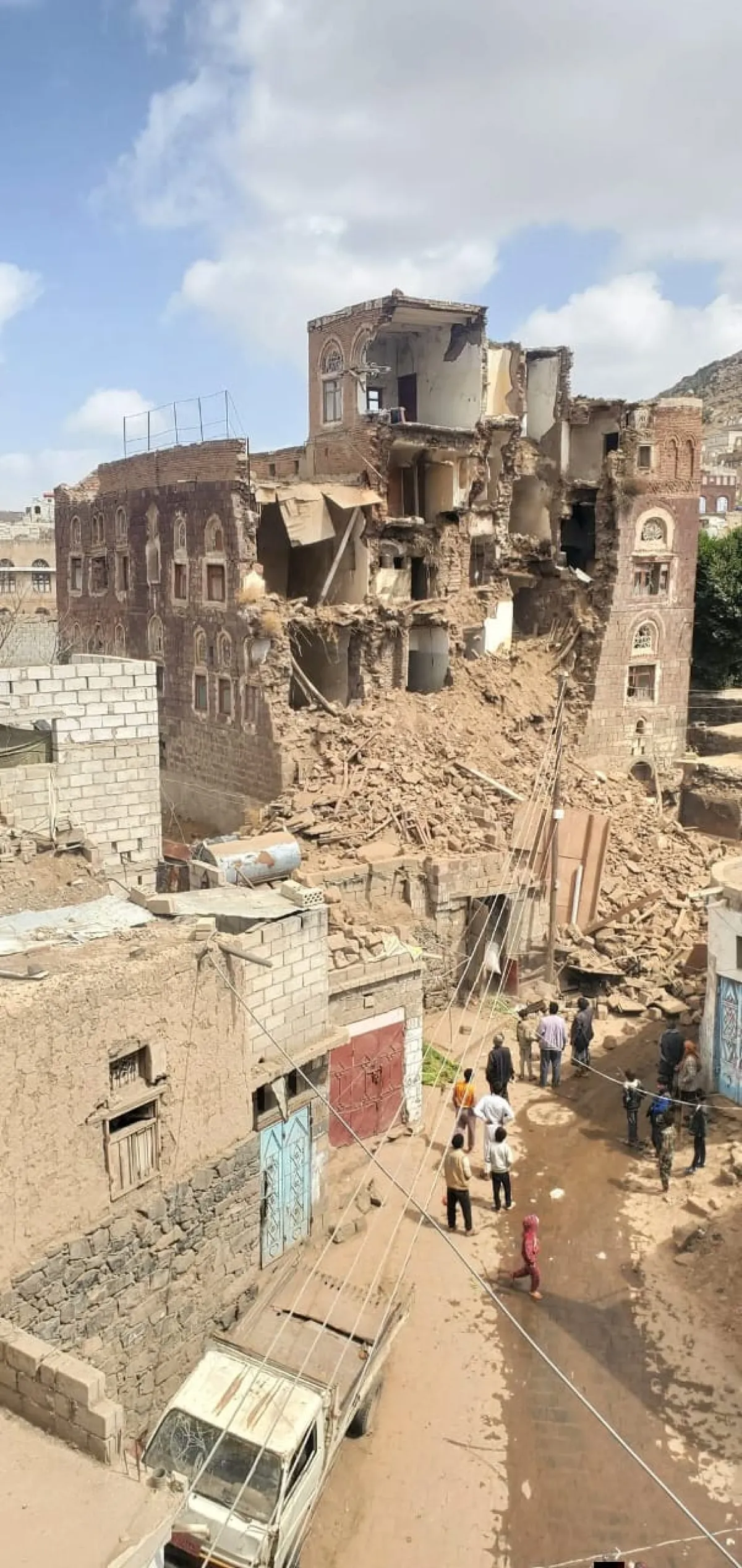 انهيار مبنى إدارة المديرية في يريم.. تاريخ يتلاشى ونجاة بأعجوبة