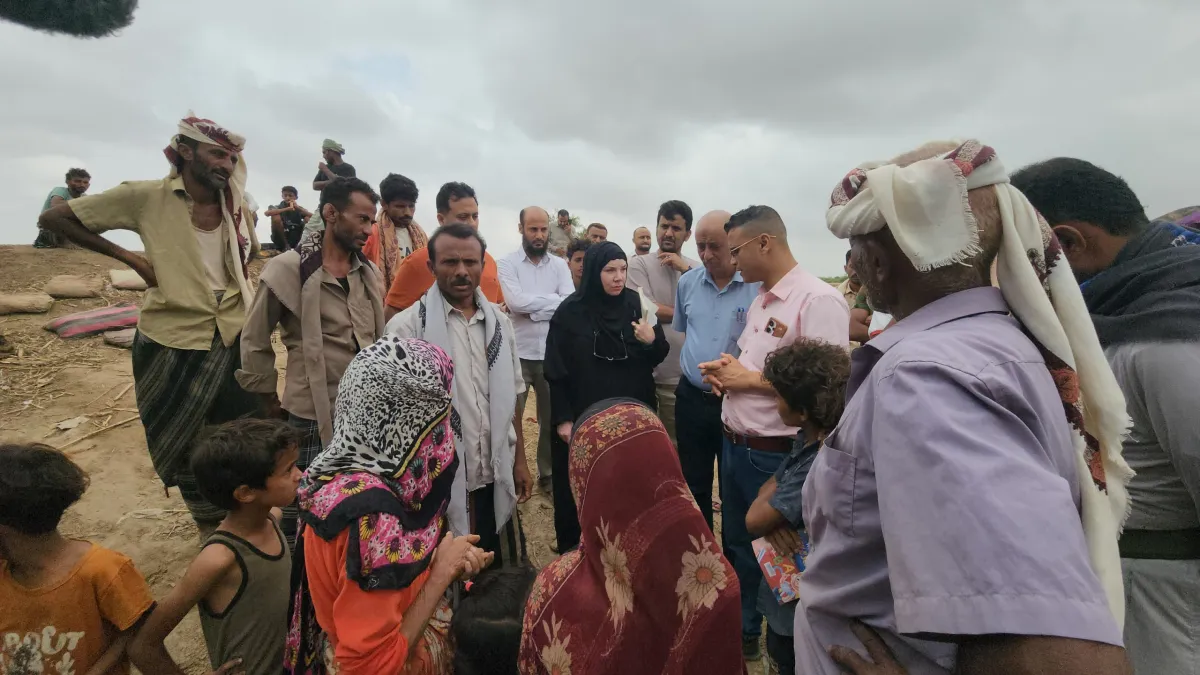 وفد لجنة الإنقاذ الدولية يزور المخا لتقييم أضرار السيول الأخيرة صور 