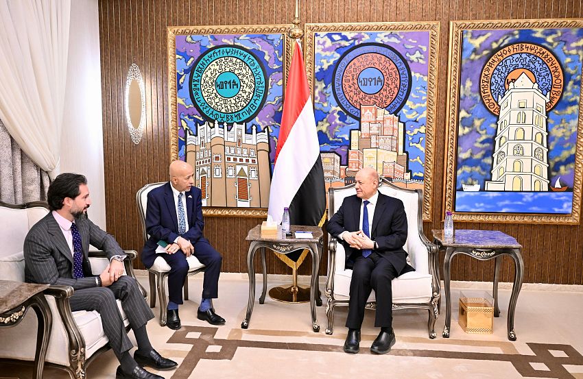 العليمي يشيد بجهود واشنطن في تطبيق حظر السلاح الإيراني على الحوثيين