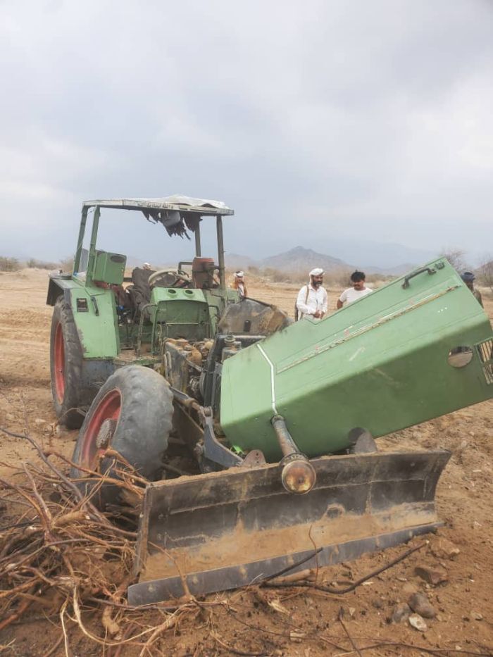 نجا بأعجوبة.. لغم حوثي ينفجر بمزارع في مقبنة ويعطب حراثته