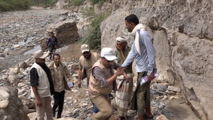 تنفيذًا لتوجيهات طارق صالح..فريق الخلية الإنسانية يباشر حصر أضرار السيول في مقبنة غربي تعز