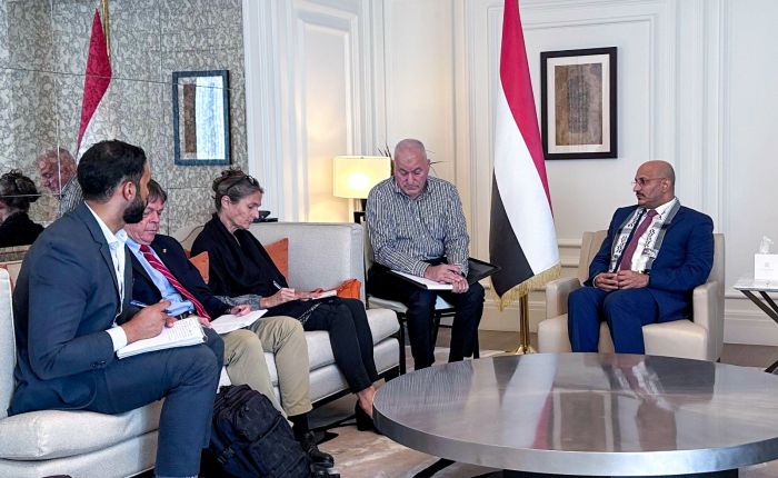 العميد طارق صالح يبحث تطورات الأوضاع المحلية والإقليمية مع وفد دبلوماسي أوروبي 
