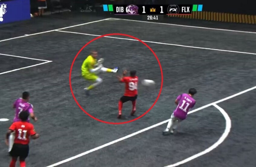 ركلة كونغ فو تهز الملاعب البرازيلية… طرد حارس ونقل لاعب إلى المستشفى