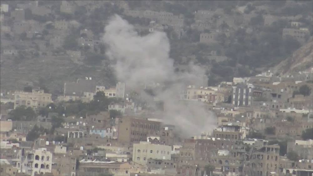مليشيا الحوثي تقصف عشوائياً أحياء سكنية بتعز