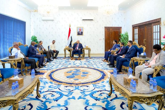 الزُبيدي: تحالف الحوثي والقاعدة والشباب الصومالية تهديد إقليمي يستدعي تنسيقًا عاجلًا