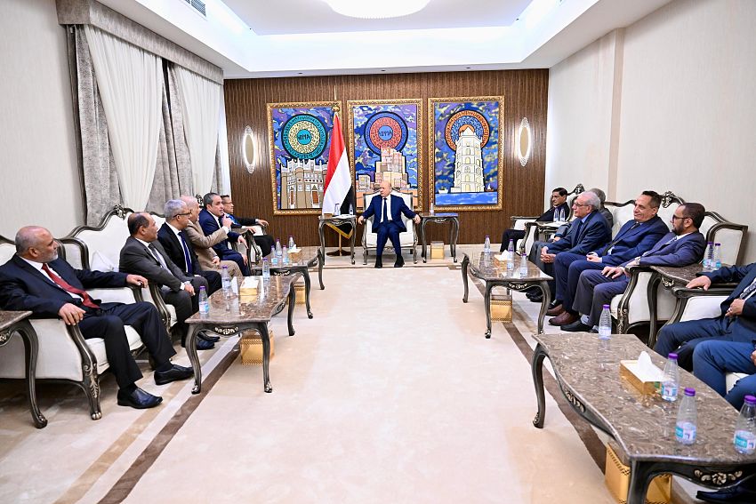 في لقاء مع قيادات التكتل الوطني.. رئيس مجلس القيادة يشدد على دعم الاستحقاقات الوطنية وتجاوز الحسابات الضيقة