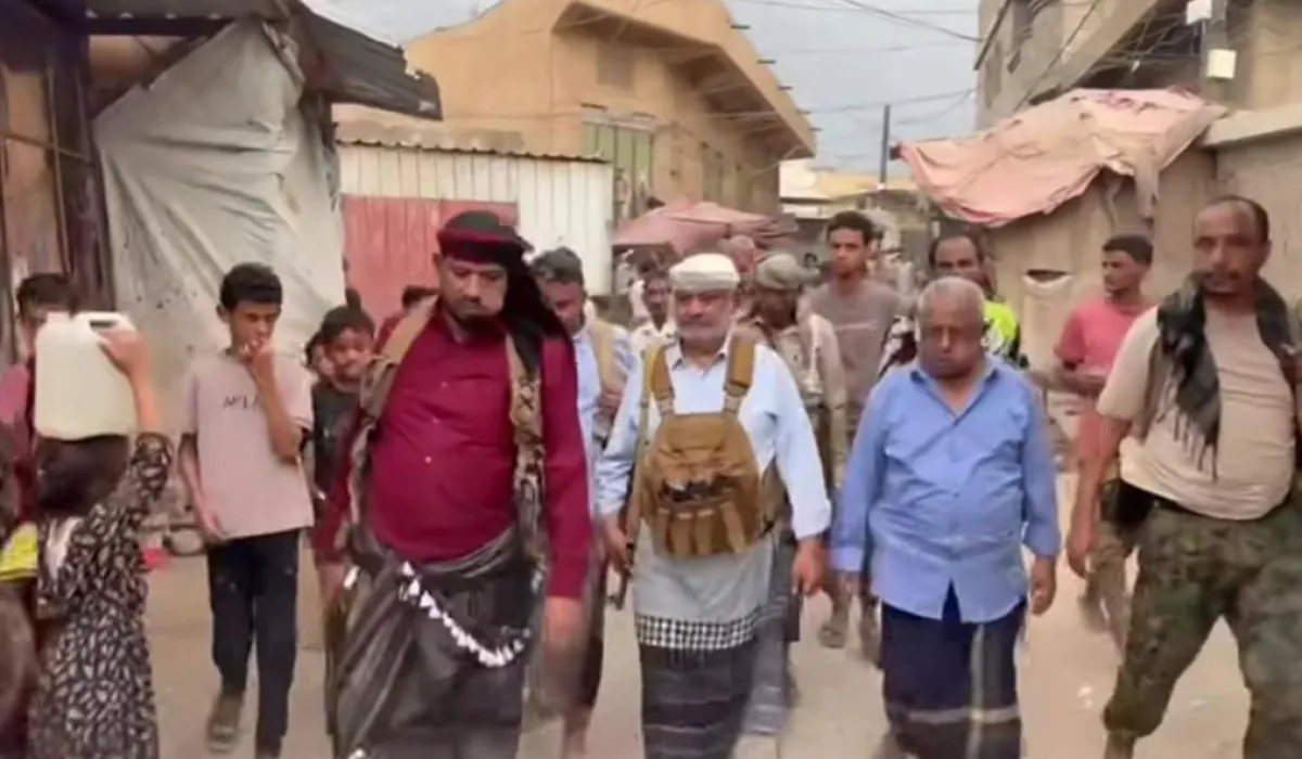 محافظ الحديدة يتفقد حيس ويطمئن على جرحى الاستهداف الحوثي ويوجه بتعزيز الخدمات الأساسية