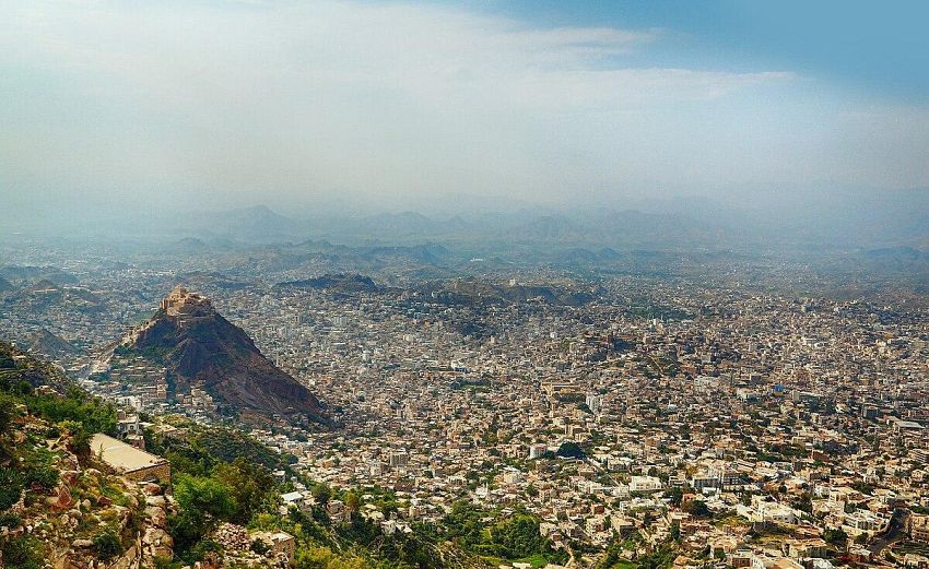 إصابة خمسة مدنيين بقصف حوثي استهدف أحياء سكنية وسط تعز