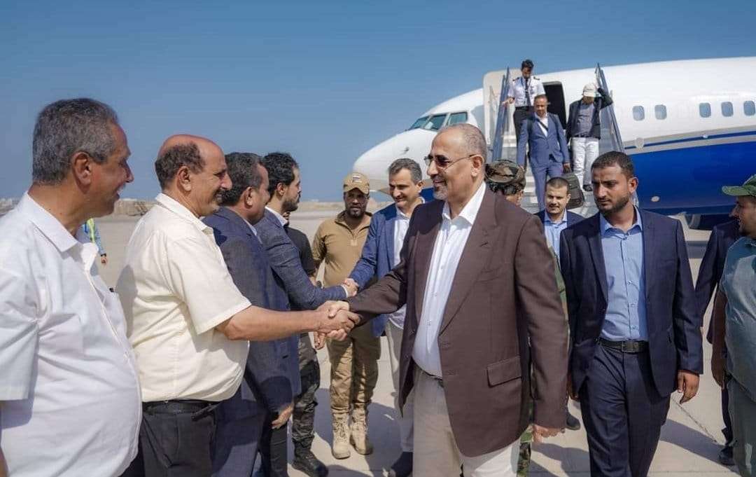 اللواء الزُبيدي يصل العاصمة المؤقتة عدن