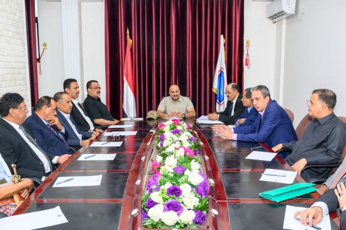 نائب رئيس مجلس القيادة طارق صالح يترأس اجتماعاً لبرلمانية المكتب السياسي ويشيد بجهودها