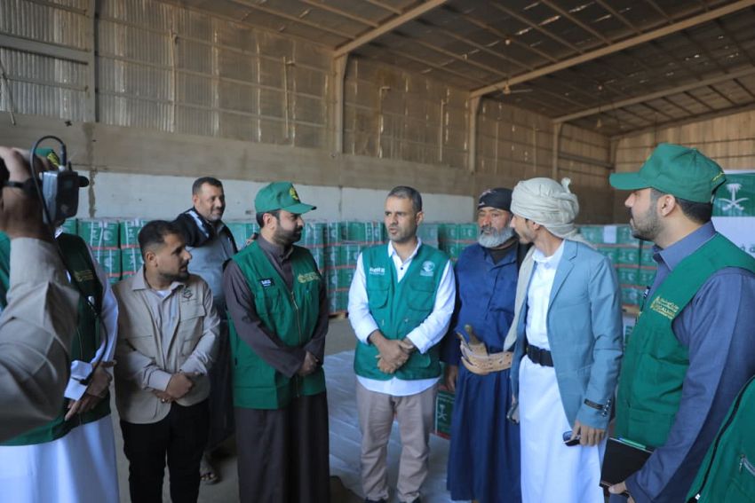 مركز الملك سلمان يوزع 13,600 سلة غذائية بحضرموت