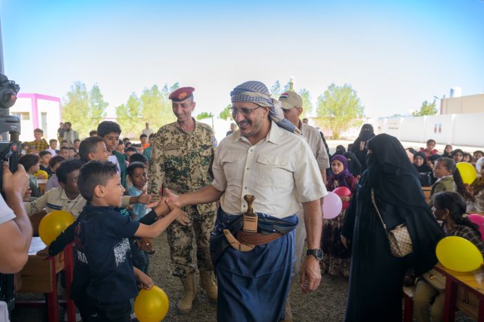طارق صالح يشارك أبناء الشهداء والجرحى والمقاتلين فرحة عيد الأضحى