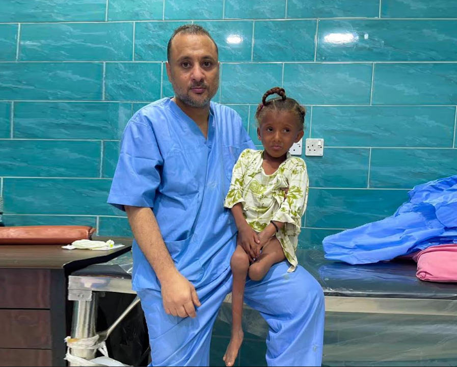 طبيب يمني ينجح في استخدام تقنية جديدة لإعادة الحياة لطفلة 