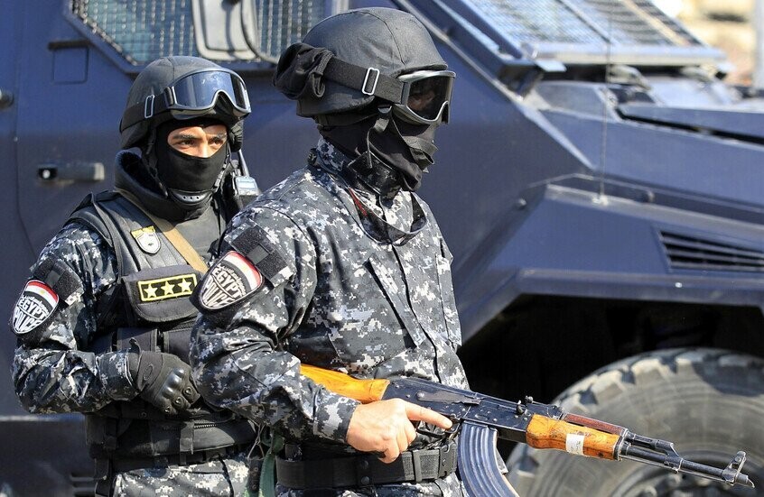 مصر.. توقيف 9 متهمين بينهم أجانب بتجارة المخدرات وغسل الأموال