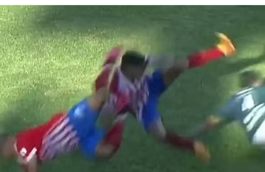 الطرد المثير للجدل.. أندريه أورييانا يثير الجدل في الدوري الهندوراسي بعد تدخل عنيف