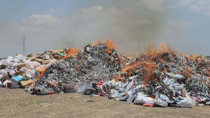 إتلاف 80 طناً من المواد المهربة والمسرطنة في المخا