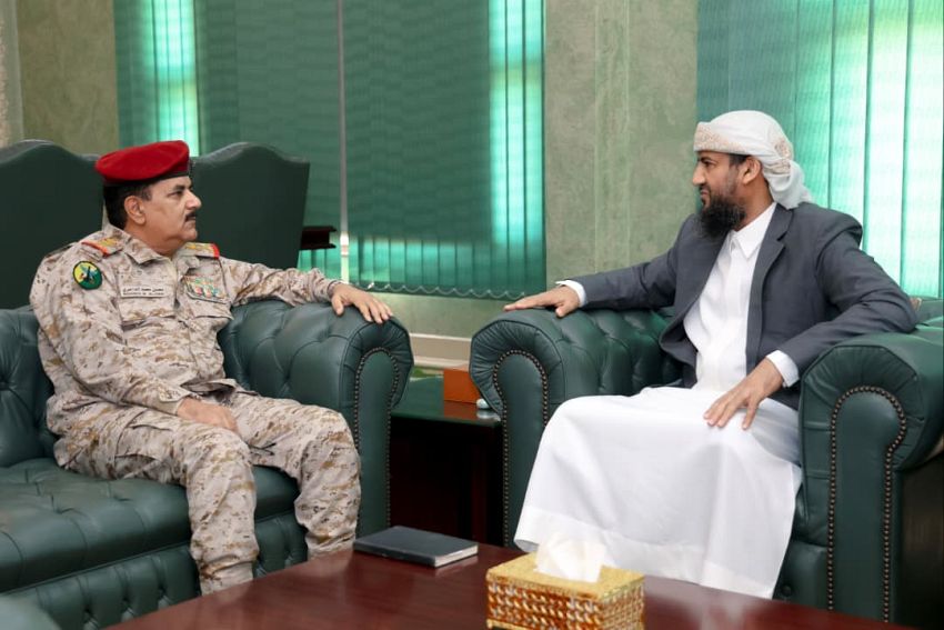 تعزيز جاهزية القوات المسلحة ومواجهة الحوثيين محور لقاء المحرّمي والداعري