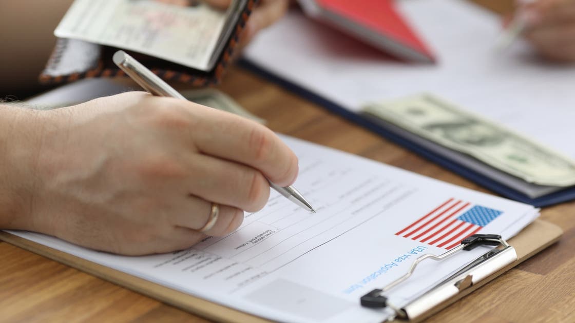 محكمة فيدرالية تلزم إدارة ترامب باستئناف معالجة تأشيرات الأفغان والعراقيين