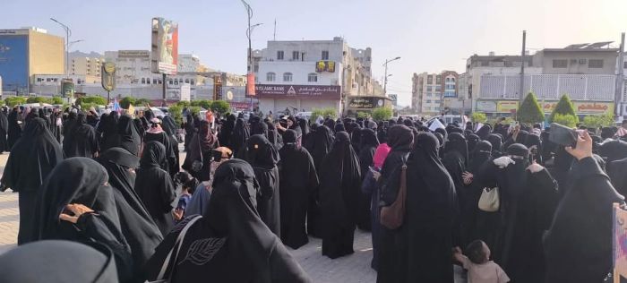 نساء عدن يقتحمن الشارع.. تظاهرة غاضبة ضد تدهور المعيشة والخدمات
