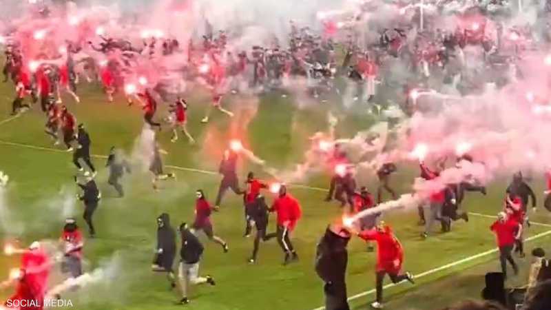 شغب جماهيري يوقف ديربي براغ.. إلغاء مباراة سلافيا وسبارتا بعد اقتحام الملعب