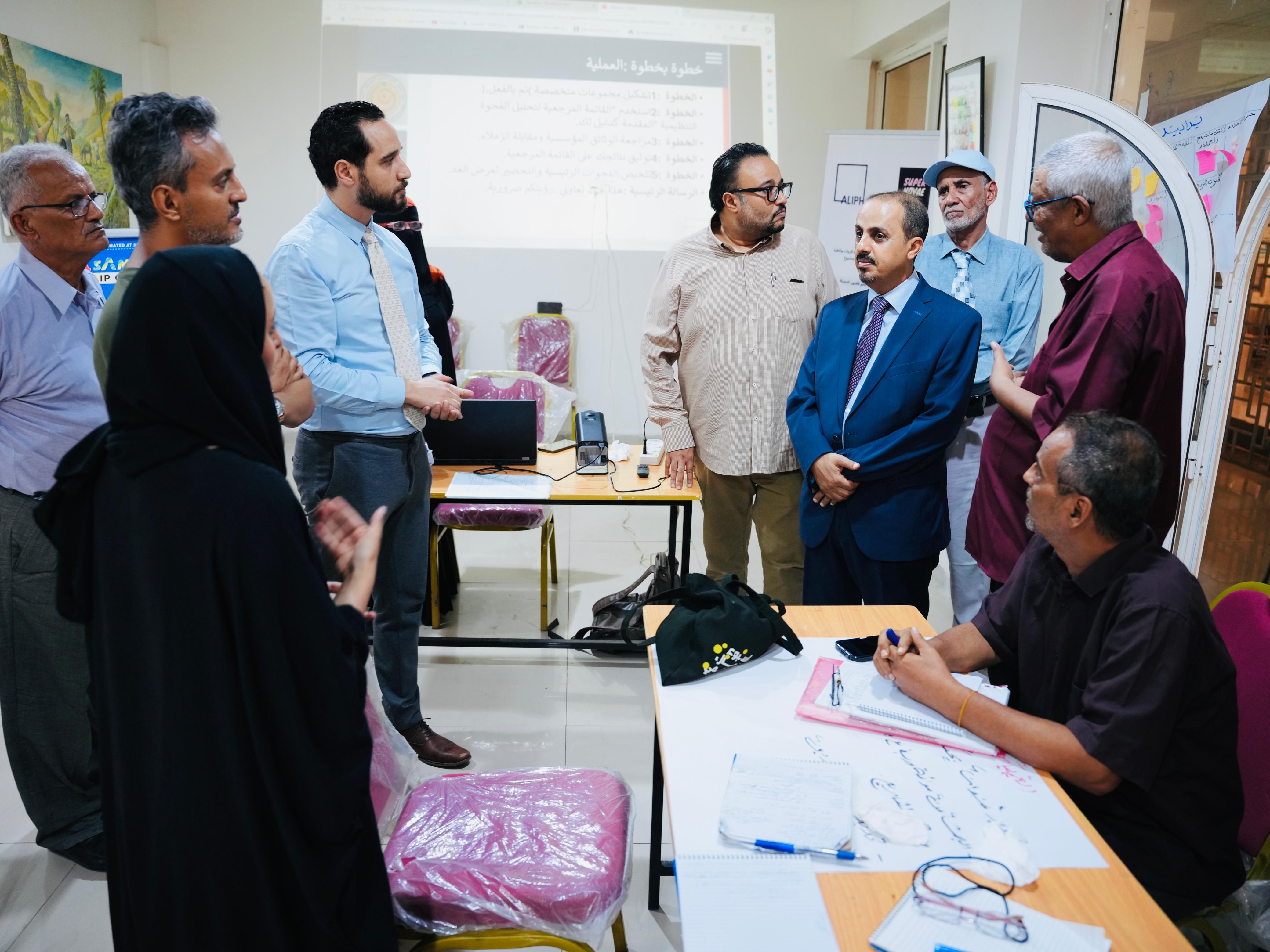 خلال زيارته معهد جميل غانم.. الإرياني: الفنون حصن في مواجهة الفكر الحوثي المتطرف